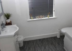 Newly Refurbished 3 Bed 2.5 Bath House in Staines