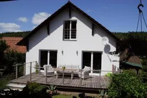 Superior - Ferienhaus am Engelsbach mit Garten und Pool - Catterfeld