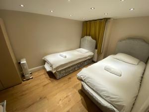 4 bedroom Apt - 5 mins to Tube