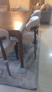 شقة بجوار المركز التجاري والمطاعم جديدة