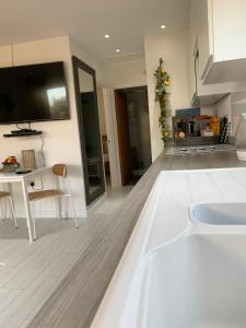 Ocean Drive Deluxe Apartment Continental Breakfast & Tray