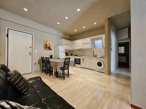 J&G Luxury Apartment - Athens Town