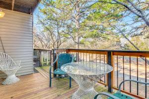 4 Mi to Greers Ferry Lake Condo with Deck and Balcony