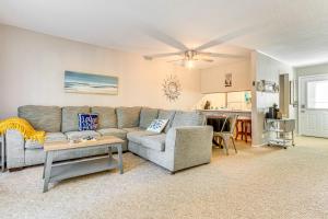 4 Mi to Greers Ferry Lake Condo with Deck and Balcony