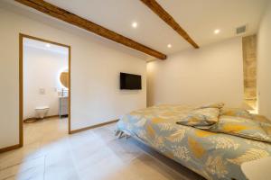 Villas Exceptionnel - Couvent entierement renove - classe Patrimoine - Piscine, au calme et a 100 m du coeur de l-Isle : photos des chambres