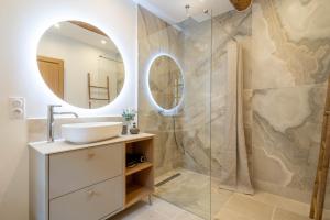Villas Exceptionnel - Couvent entierement renove - classe Patrimoine - Piscine, au calme et a 100 m du coeur de l-Isle : photos des chambres