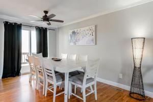 4 Bedrooms and 5 Beds with Game Room Only 5 min Drive to College and Perfect for Familys