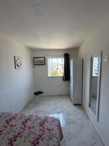 Beautiful apartamento com varanda de frente novo equipado a 2 quadras da praia