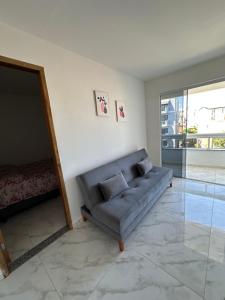 Beautiful apartamento com varanda de frente novo equipado a 2 quadras da praia