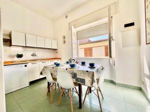 Luisa 1P, 3 camere, clima, wifi, a soli 100 m dal mare! by Alfareal