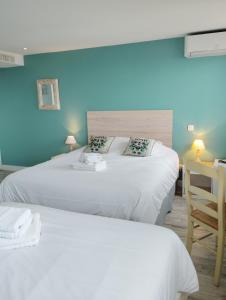 Family Room with Sea View room in Hôtel Les Calanques - Restaurant Le Patio