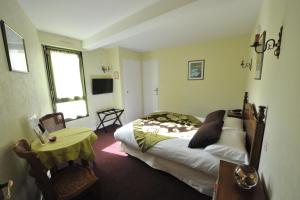 Hotels La Chaumiere Roz-Aven : photos des chambres