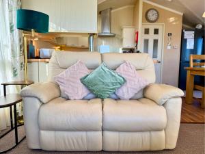 Luxury Hot Tub Lodge, Panoramic Views & Free Golf, Dog Friendly