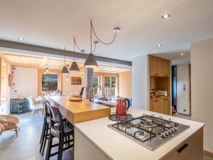 Superbe chalet avec grand jardin, 5 chambres, parking et WiFi - FR-1-343-177