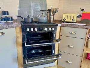 Private Hot Tub & Spacious Decking Area in Northumberland, Dog-Friendly, Free Golf Access