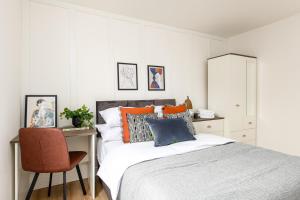 Stylish-5bed-5bath-FreeParking-By FabAccommodation