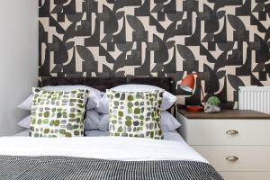 Stylish-5bed-5bath-FreeParking-By FabAccommodation