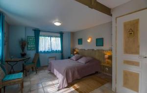 B&B / Chambres d'hotes Le Logis du Canal : Chambre Lit King-Size - Vue sur Jardin