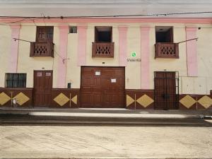 HOSPEDAJE ALVARADO - Matrimonial - 301 - Bueno Bonito y Barato