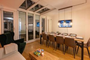 Munich Large Apartment 145 qm and 5 Bedrooms with Roof Terrace in centrally located 1 to 14 Guests