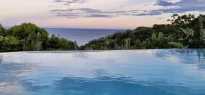 La VILLA ANKARENA Dans un domaine forestier tropical, villa entière avec PISCINE PRIVEE, Wifi, TV, personnels inclus Plage à 5 minutes à pieds - Mahambo