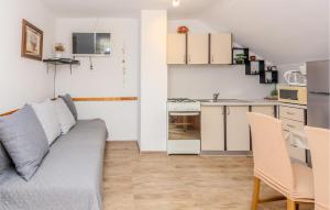 1 Bedroom Awesome Apartment In Vir 