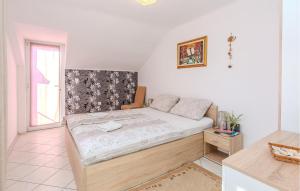 1 Bedroom Awesome Apartment In Vir 