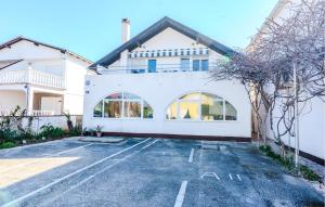 Lovely Apartment In Vir With Wifi