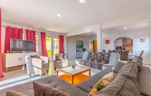 4 Bedroom Gorgeous Apartment In Medulin