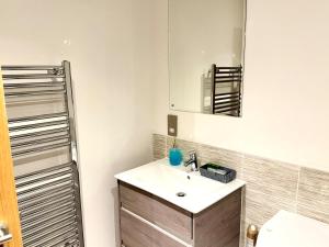 2BR Duplex in Salford MCR Sleeps4 See Apt video in Photos