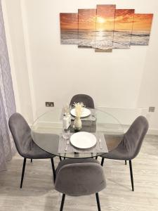 2BR Duplex in Salford MCR Sleeps4 See Apt video in Photos