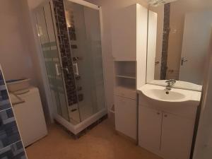 Charmant F2 avec terrasse près de lÉtang de Thau, équipé pour 4 pers. et proche établissement thermal - FR-1-571-41