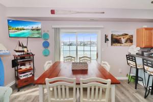 Bay Daze - Waterfront townhome w private boat dock!