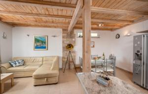 Amazing Home In Najevi With Wifi 