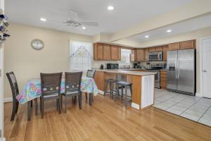 Beach Haven - Modern Home; Close to town!