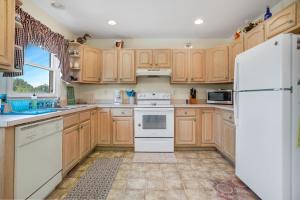 Blue Chair Bay - Waterfront townhome with Fishing pier!