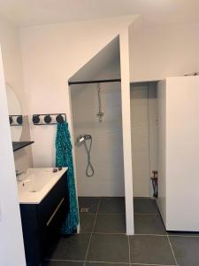 Maisons d'hotes 5mn Crolles Chambre au calme parking gratuit - belle cuisine partagee : photos des chambres
