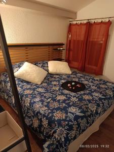 Bord de mer, pieds dans leau, vue panoramique