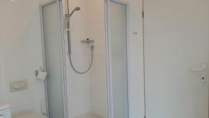 Doppelzimmer mit Bad, Terrasse und Pool