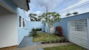 Conforto e Diversão para Toda a Família 50m da Praia - churrasqueira - Sinuca - Jardim - vista lateral para o mar