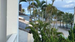 Conforto e Diversão para Toda a Família 50m da Praia - churrasqueira - Sinuca - Jardim - vista lateral para o mar