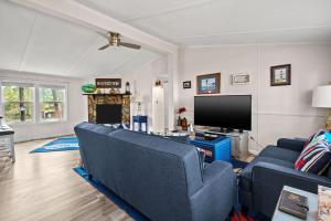 Counting Corks - Waterfront, Pet friendly, private dock!