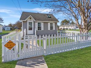 Daisey Cottage - Pet friendly with fenced yard!