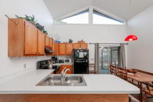 Endless Summer - Pet friendly with screened porch!