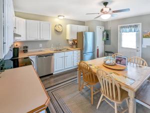 Gone Coastal - Pet friendly with screened porch!