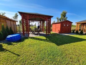 Ferienhaus Lilja mit Garten, Kamin und Pool