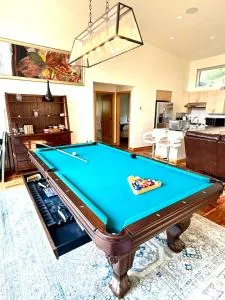 Luxury Family Retreat on Mercer Island Pet-Friendly, Pool Table, Patio & Near Seattle - Book Now & Save! - Newcastle