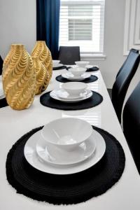 Brand New 7 Bedroom with Pool Spa Themed Close