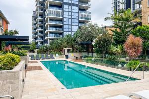 Beach Front Luxury With Two Carparks, Pool, Gym