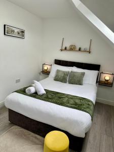 Cosy 3 Bed Apartment Near Birmingham Airport & NEC Perfect for Groups & Contractors!